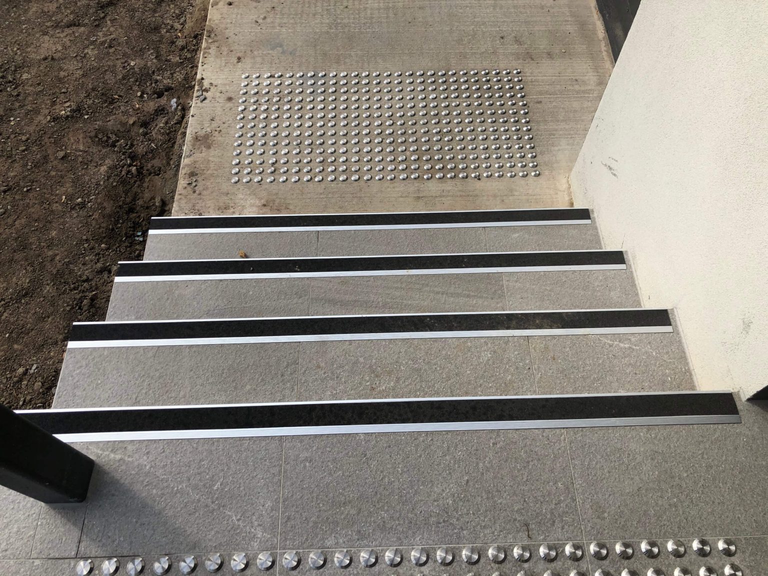 Stair Nosing Aluminium W Carborundum Anti Slip Insert 70mmx25mm Per